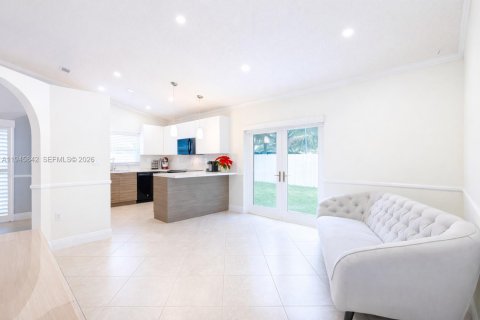 House in Miami, Florida 4 bedrooms, 170.29 sq.m. № 2002720 - photo 9