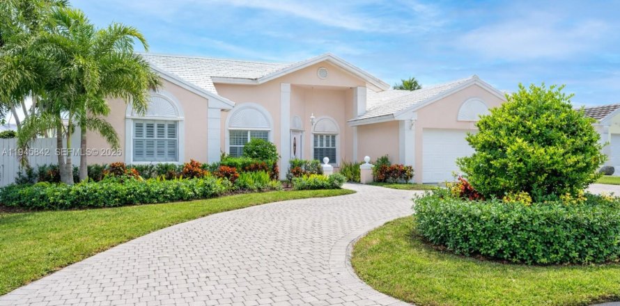 House in Miami, Florida 4 bedrooms, 170.29 sq.m. № 2002720