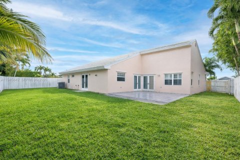 House in Miami, Florida 4 bedrooms, 170.29 sq.m. № 2002720 - photo 22