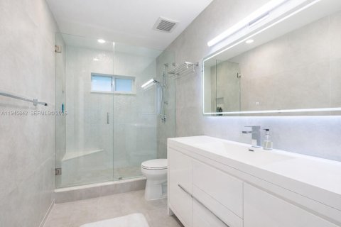 House in Miami, Florida 4 bedrooms, 170.29 sq.m. № 2002720 - photo 18