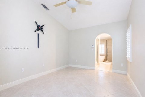 House in Miami, Florida 4 bedrooms, 170.29 sq.m. № 2002720 - photo 12