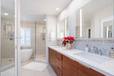 House in Miami, Florida 4 bedrooms, 170.29 sq.m. № 2002720 - photo 15