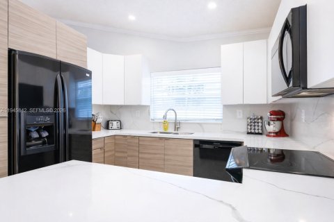 House in Miami, Florida 4 bedrooms, 170.29 sq.m. № 2002720 - photo 11