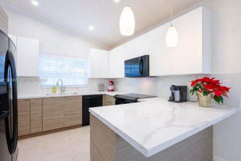 House in Miami, Florida 4 bedrooms, 170.29 sq.m. № 2002720 - photo 10