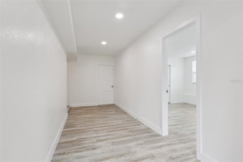 House in Temple Terrace, Florida 3 bedrooms, 154.87 sq.m. № 1801300 - photo 12