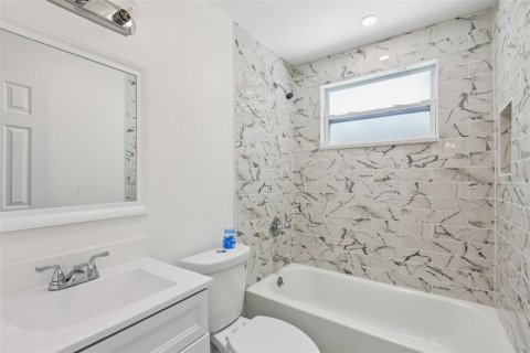 House in Temple Terrace, Florida 3 bedrooms, 154.87 sq.m. № 1801300 - photo 19