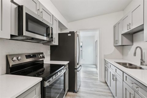 House in Temple Terrace, Florida 3 bedrooms, 154.87 sq.m. № 1801300 - photo 9