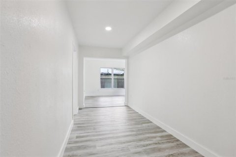House in Temple Terrace, Florida 3 bedrooms, 154.87 sq.m. № 1801300 - photo 11