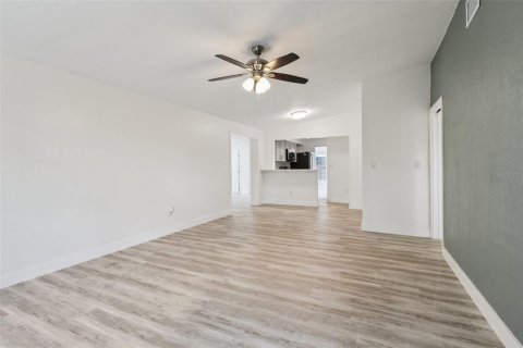 House in Temple Terrace, Florida 3 bedrooms, 154.87 sq.m. № 1801300 - photo 7