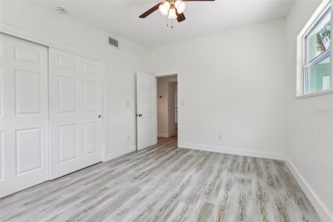 House in Temple Terrace, Florida 3 bedrooms, 154.87 sq.m. № 1801300 - photo 21