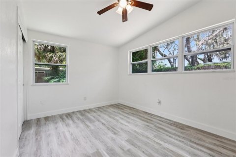 House in Temple Terrace, Florida 3 bedrooms, 154.87 sq.m. № 1801300 - photo 24