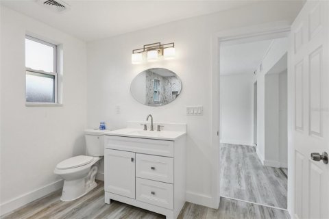 House in Temple Terrace, Florida 3 bedrooms, 154.87 sq.m. № 1801300 - photo 17