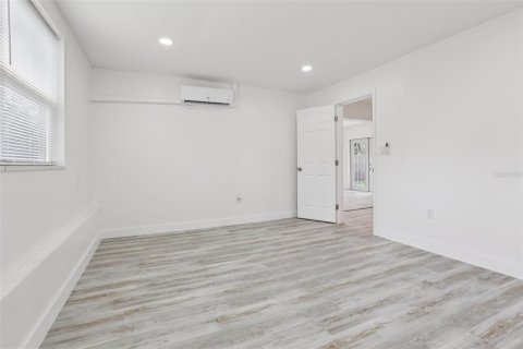 House in Temple Terrace, Florida 3 bedrooms, 154.87 sq.m. № 1801300 - photo 14