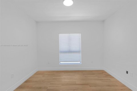 Propiedad comercial en venta en Miami, Florida, 1021.92 m2 № 1809199 - foto 29