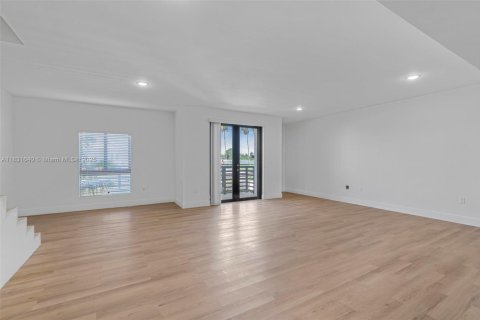 Propiedad comercial en venta en Miami, Florida, 1021.92 m2 № 1809199 - foto 24