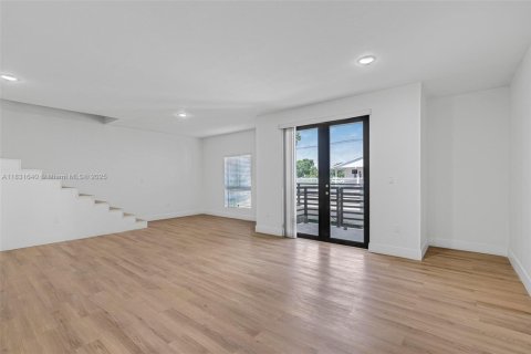 Propiedad comercial en venta en Miami, Florida, 1021.92 m2 № 1809199 - foto 23