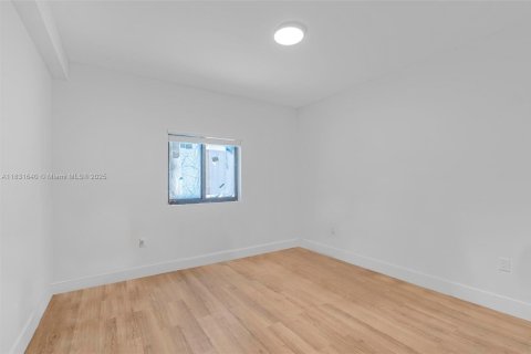 Propiedad comercial en venta en Miami, Florida, 1021.92 m2 № 1809199 - foto 30