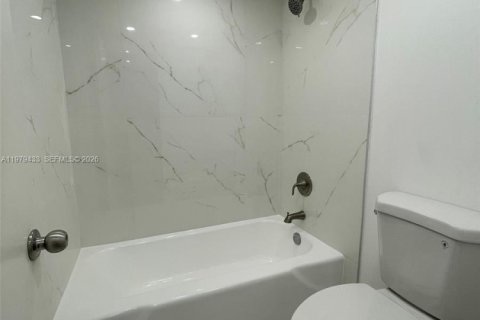 Copropriété à louer à Hollywood, Floride: 2 chambres, 105.63 m2 № 2046462 - photo 8