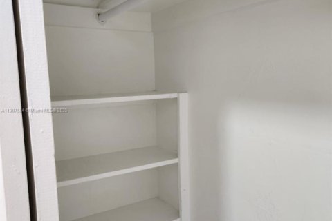 Apartamento en alquiler en Miami, Florida, 1 dormitorio, 65.03 m2 № 2012521 - foto 5