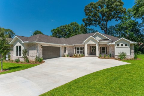 House in Crestview, Florida 4 bedrooms, 262.26 sq.m. № 559576 - photo 1