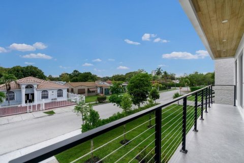 Casa en venta en Miami, Florida, 4 dormitorios, 270.72 m2 № 2183296 - foto 18