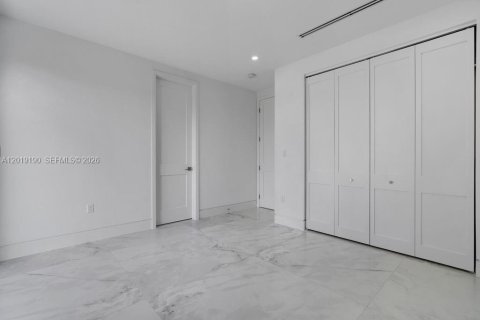 Casa en venta en Miami, Florida, 4 dormitorios, 270.72 m2 № 2183296 - foto 19
