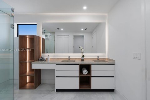 Casa en venta en Miami, Florida, 4 dormitorios, 270.72 m2 № 2183296 - foto 15