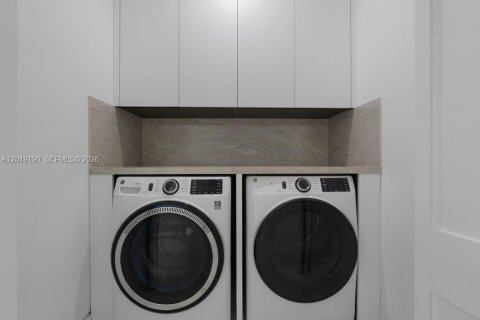 Casa en venta en Miami, Florida, 4 dormitorios, 270.72 m2 № 2183296 - foto 27