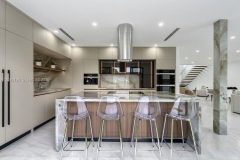 Casa en venta en Miami, Florida, 4 dormitorios, 270.72 m2 № 2183296 - foto 12