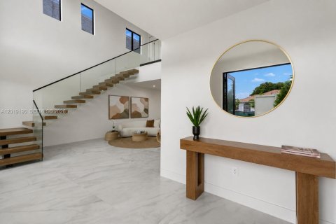 Casa en venta en Miami, Florida, 4 dormitorios, 270.72 m2 № 2183296 - foto 2