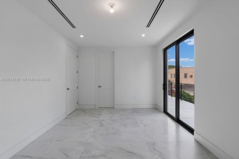 Casa en venta en Miami, Florida, 4 dormitorios, 270.72 m2 № 2183296 - foto 22