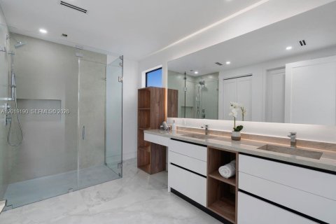 Casa en venta en Miami, Florida, 4 dormitorios, 270.72 m2 № 2183296 - foto 16