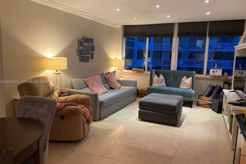 Adosado en venta en Miami Beach, Florida, 1 dormitorio, 79.9 m2 № 2086570 - foto 2
