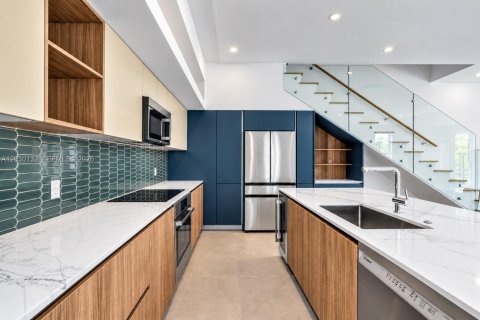 Townhouse in Miami, Florida 4 bedrooms, 248.14 sq.m. № 2257952 - photo 4