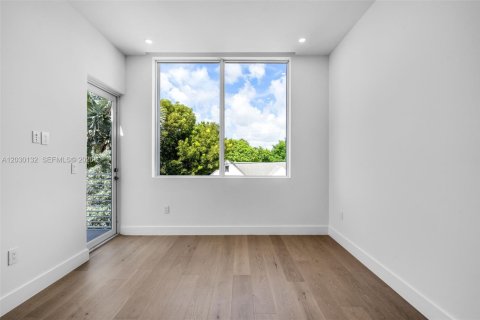 Townhouse in Miami, Florida 4 bedrooms, 248.14 sq.m. № 2257952 - photo 11