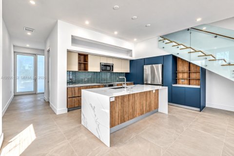 Townhouse in Miami, Florida 4 bedrooms, 248.14 sq.m. № 2257952 - photo 3