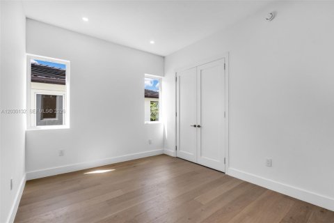 Townhouse in Miami, Florida 4 bedrooms, 248.14 sq.m. № 2257952 - photo 13