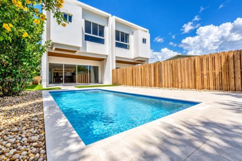 Townhouse in Miami, Florida 4 bedrooms, 248.14 sq.m. № 2257952 - photo 16