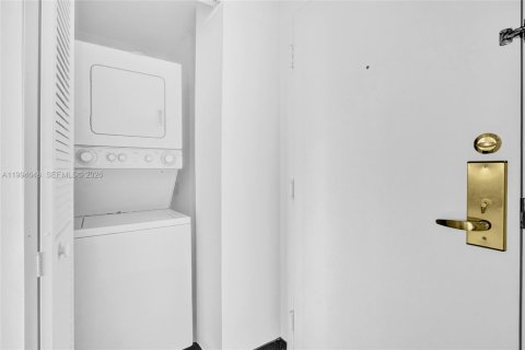 Condominio en venta en Miami, Florida, 1 dormitorio, 63.17 m2 № 2056329 - foto 14