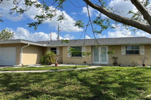 House in Port Charlotte, Florida 3 bedrooms, 158.12 sq.m. № 1900638 - photo 1