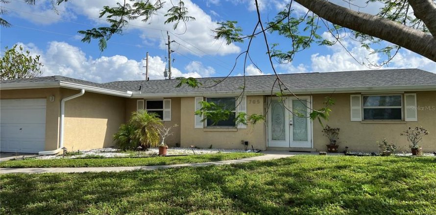 House in Port Charlotte, Florida 3 bedrooms, 158.12 sq.m. № 1900638