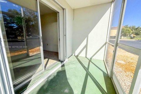 Condo in Venice, Florida, 2 bedrooms  № 1989362 - photo 24