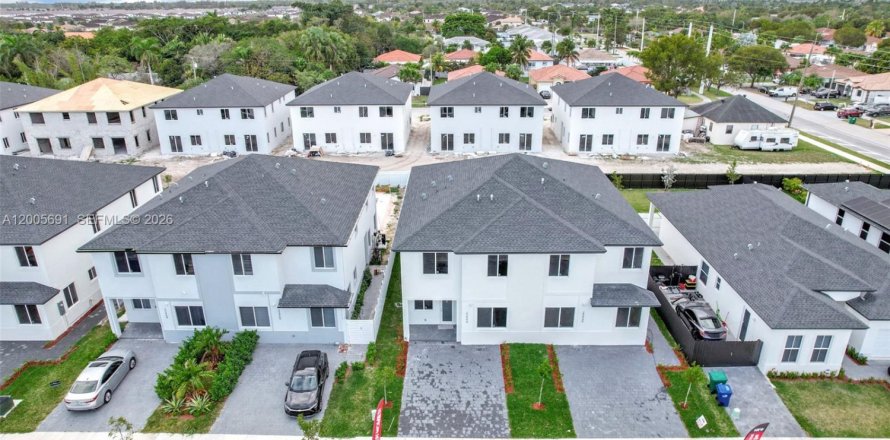 Townhouse in Miami, Florida 5 bedrooms № 2069648