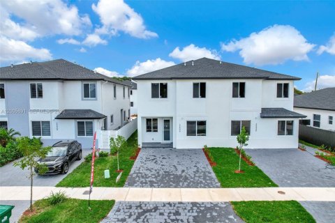 Townhouse in Miami, Florida 5 bedrooms № 2069648 - photo 2