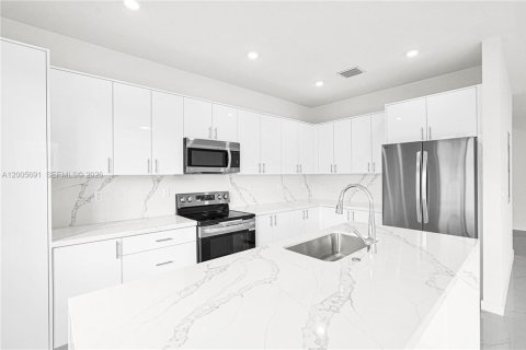 Townhouse in Miami, Florida 5 bedrooms № 2069648 - photo 7