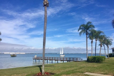 Condominio en alquiler en Saint Petersburg, Florida, 2 dormitorios, 82.68 m2 № 1539520 - foto 1