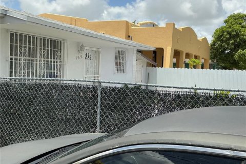 Commercial property in Miami, Florida 176.14 sq.m. № 1957655 - photo 7