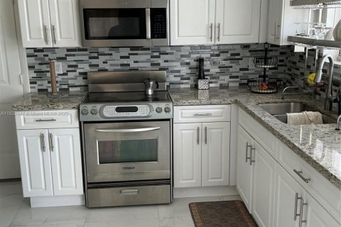 Commercial property in Miami, Florida 176.14 sq.m. № 1957655 - photo 20