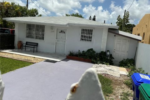 Commercial property in Miami, Florida 176.14 sq.m. № 1957655 - photo 1