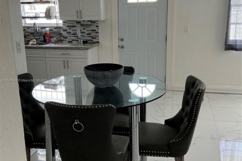 Commercial property in Miami, Florida 176.14 sq.m. № 1957655 - photo 16